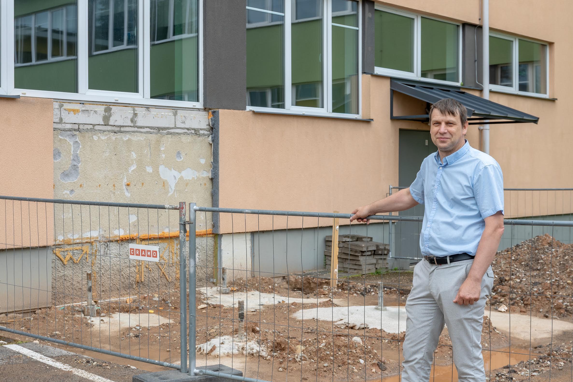 Võru Kreutzwaldi koolis on alustatud sellesuvise projektiga, mille eesmärk on ehitada hoonele HEV õpilaste füüsiliseks ligipääsuks ja paremaks liikumiseks vajaminev lift. Kooli haldusspetsialisti Argo Mõttuse (pildil) sõnul tagab see oluline kohandus liikumispuudega või liikumisraskustega õpilastele mugava juurdepääsu õppehoonesse ning korruste vahel liikumiseks. Foto: AIGAR NAGEL